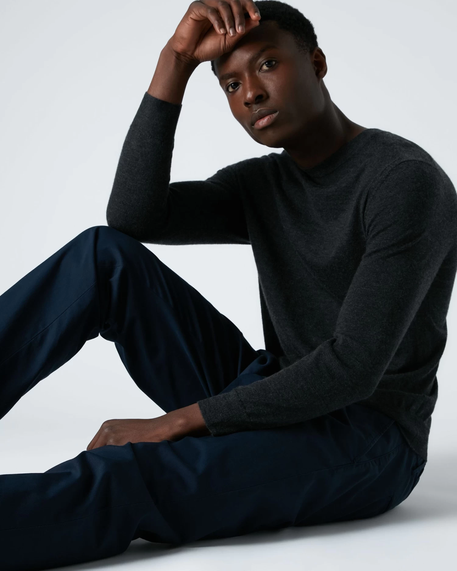 Men's Covent Fine Gauge Cashmere Round Neck Jumper Dark Charcoal Grey 3 Men's Covent Fine Gauge Cashmere Round Neck Jumper Dark Charcoal Grey