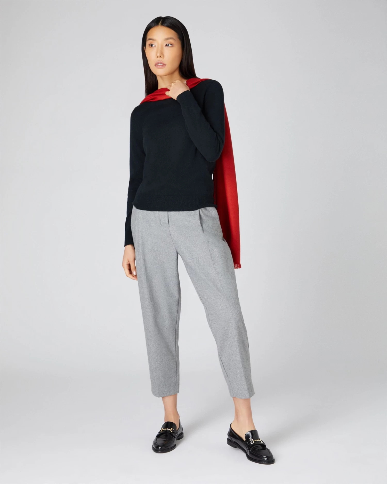 Women's Evie Classic Round Neck Cashmere Jumper Black 5 Women's Evie Classic Round Neck Cashmere Jumper Black - Image 3