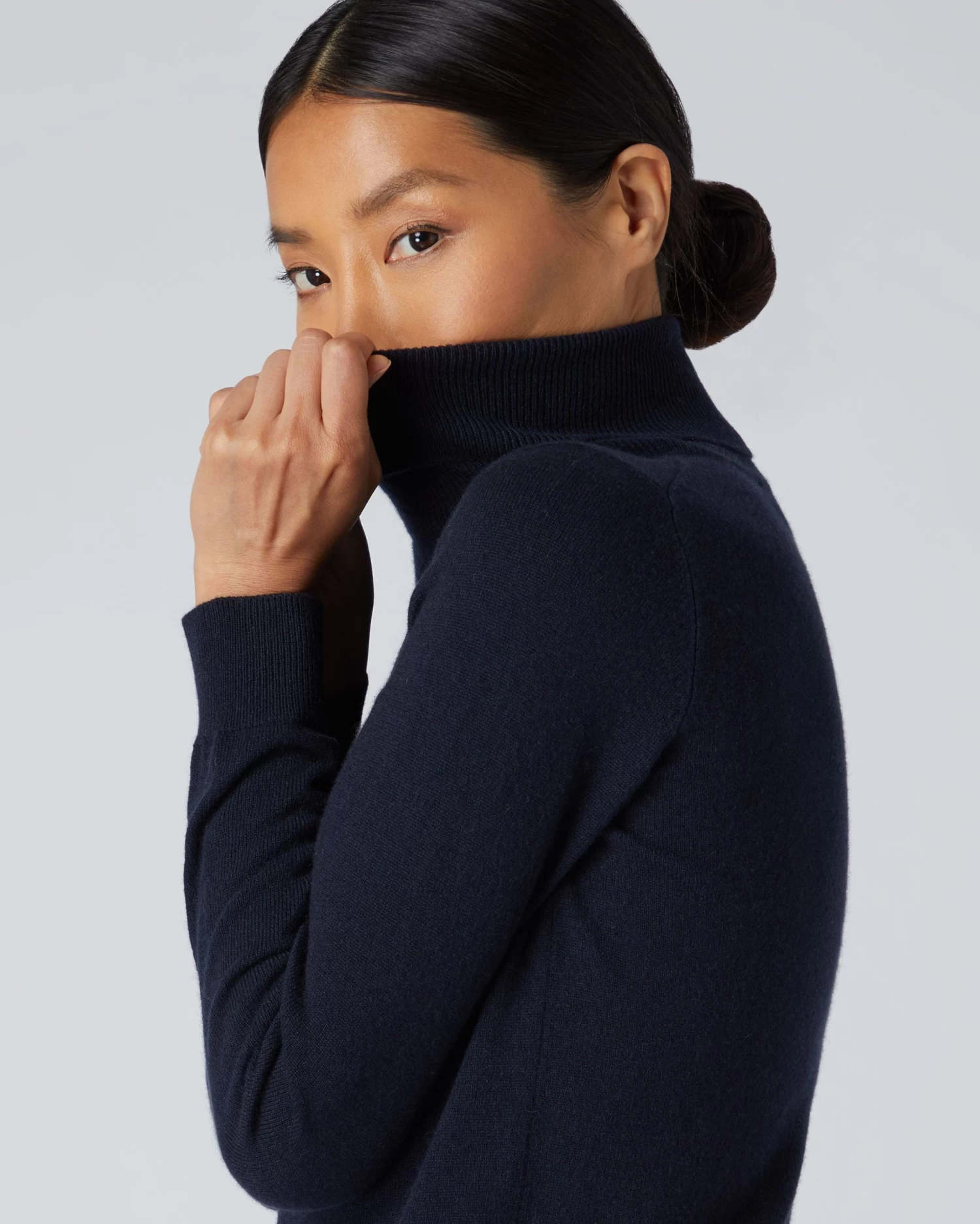 Women's Luna Roll Neck Cashmere Jumper Navy Blue 7 Women's Luna Roll Neck Cashmere Jumper Navy Blue - Image 5
