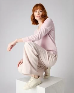 Women's Phoebe V Neck Cashmere Jumper Quartz Pink 9 Women's Phoebe V Neck Cashmere Jumper Quartz Pink -Cozy Fashion Shop AW23 NPW001800B QZP 3