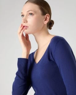 Women's Imogen Superfine Cashmere V Neck Jumper Indigo Blue 11 Women's Imogen Superfine Cashmere V Neck Jumper Indigo Blue -Cozy Fashion Shop SS24 NPW000808 I05 5