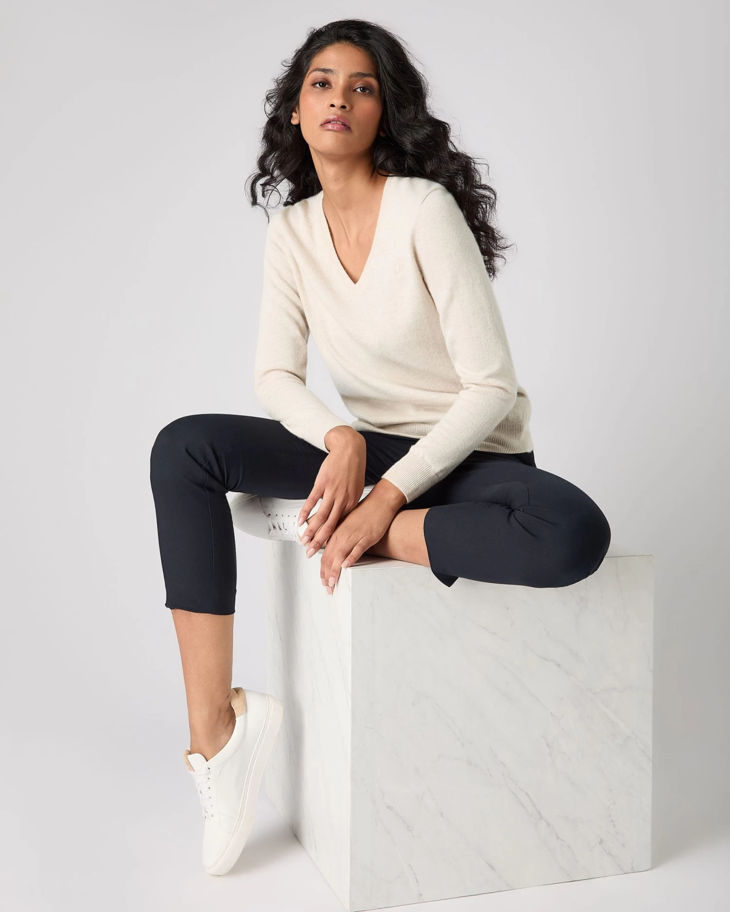 The Jockey Club Women's V Neck Cashmere Jumper Ecru White 6 The Jockey Club Women's V Neck Cashmere Jumper Ecru White - Image 4