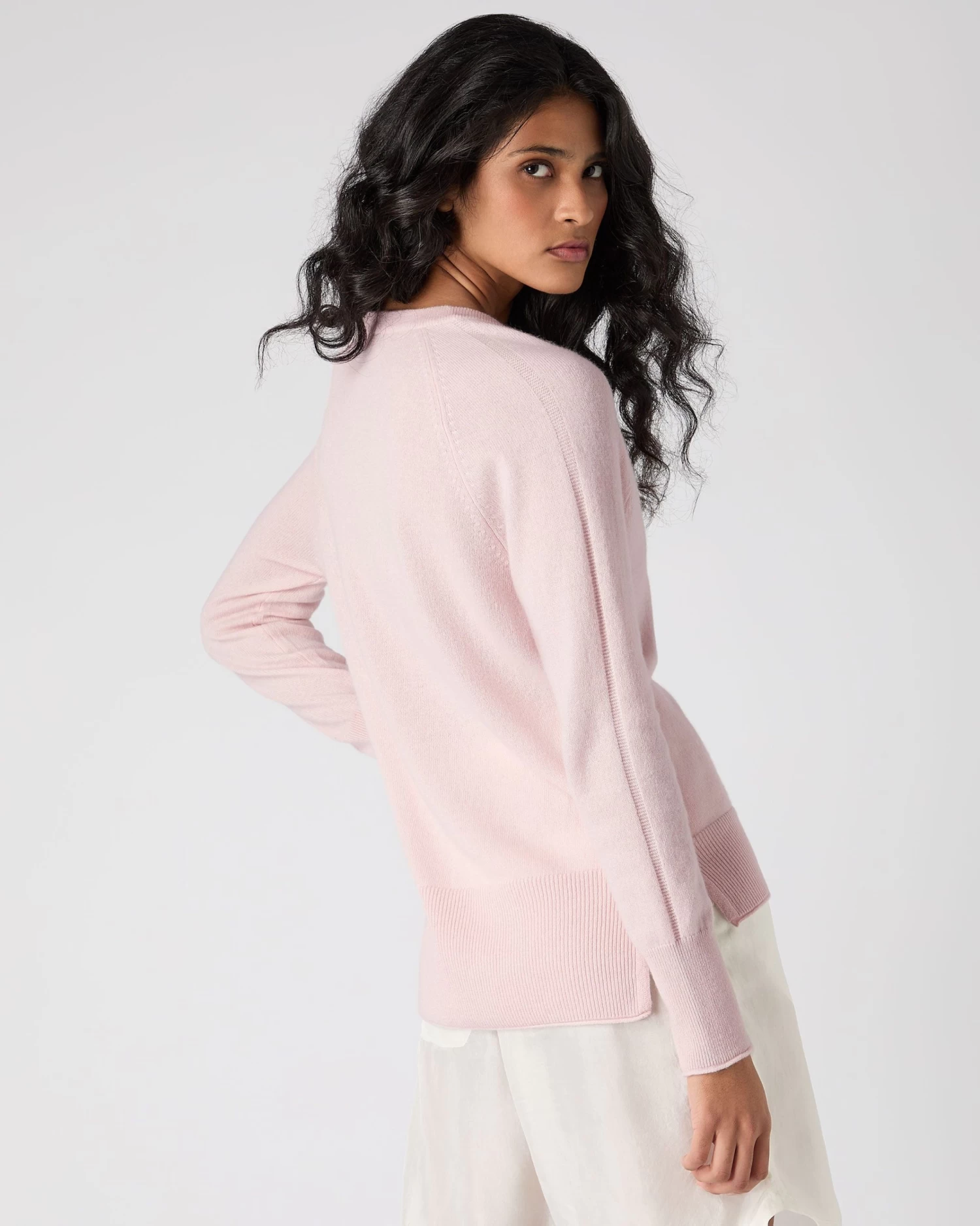 Women's Longline V Neck Cashmere Jumper Quartz Pink 6 Women's Longline V Neck Cashmere Jumper Quartz Pink - Image 4