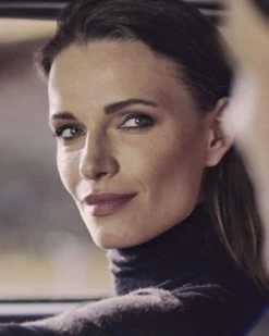 007 Superfine Roll Neck Cashmere Jumper Black -Cozy Fashion Shop raw edit.00 01 28 12.still041 kopie 1 d6ed243c 26a5 4f09 b161 9b38849a2c6e